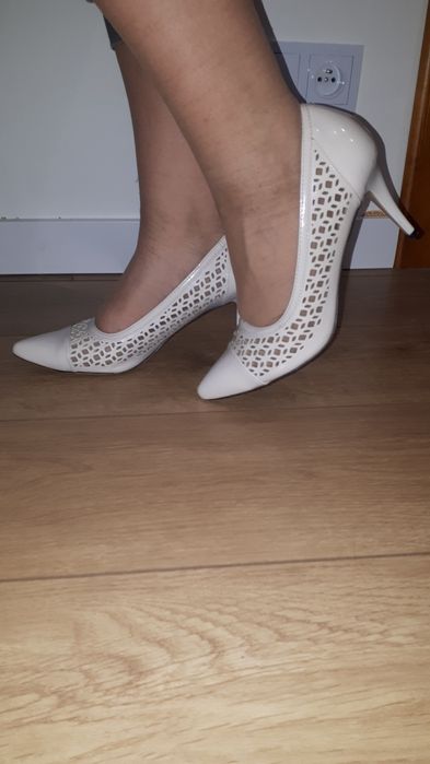 Beżowe szpilki z czubkiem w szpic