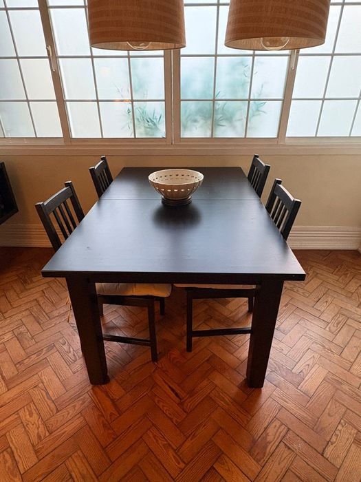 Mesa de jantar com cadeiras