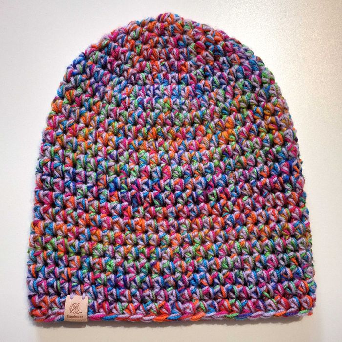 Kolorowa szydełkowa czapka smerfetka