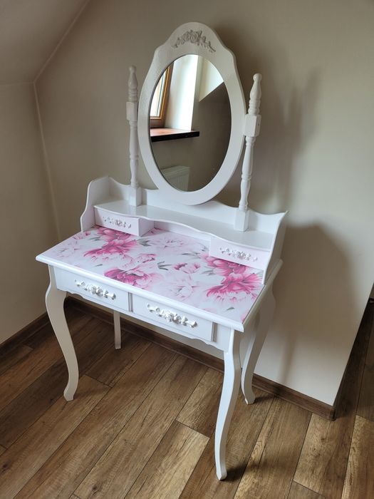 Toaletka biała z lustrem