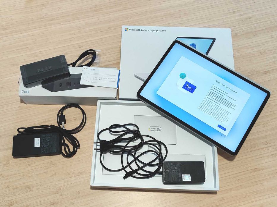 Microsoft Surface Studio + Microsoft Surface Dock (Thunderbolt 4)