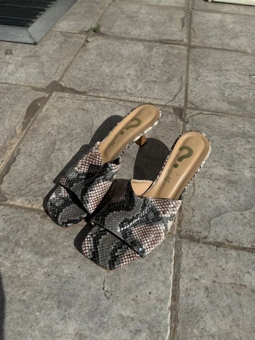 Шкіряні мюлі зміїний принт Zara