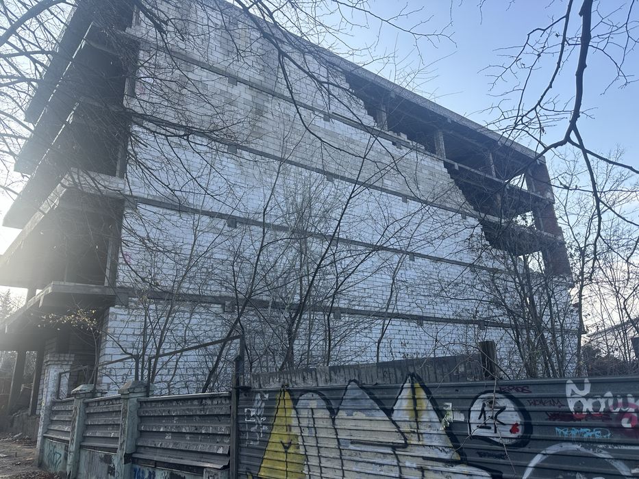 капітальна будівля загальною площею 1 800 м² із земельною ділянкою