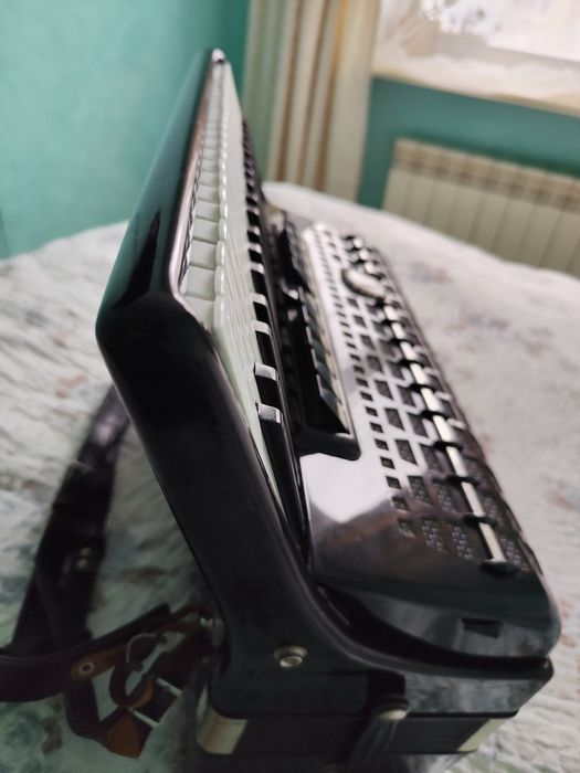 Продам акордеон Rojal standart 4/4