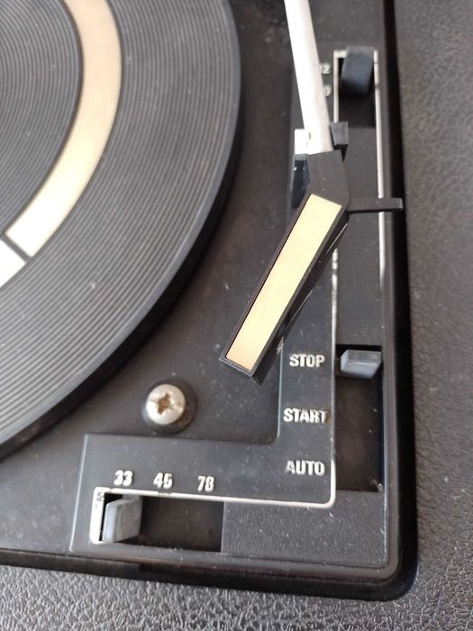 Gira discos com rádio antigo