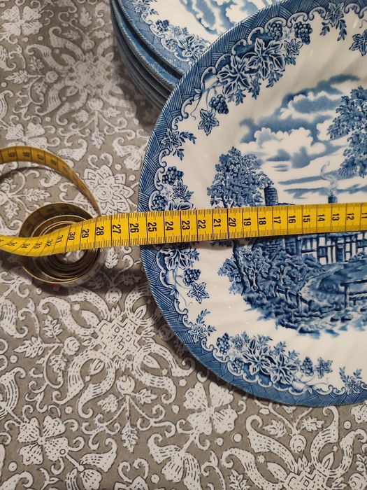 Pratos Churchill com faiança azul