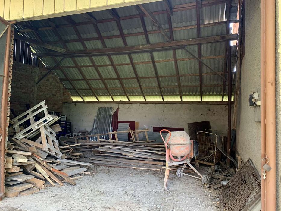 Будівля бувшого магазину з складськими приміщеннями