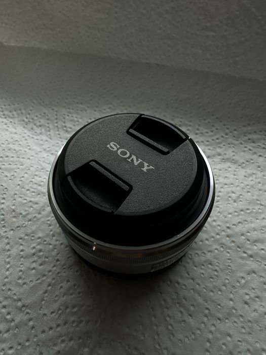 Sony E 16mm F2.8 SEL16F28 — широкоугольный объектив для Sony E-mount