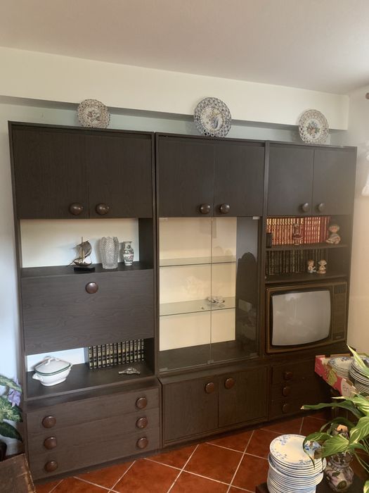 Estante modular de sala em madeira escura – 3 módulos (com vitrine)