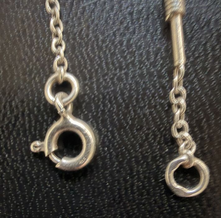 Pulseira de prata trabalhada.