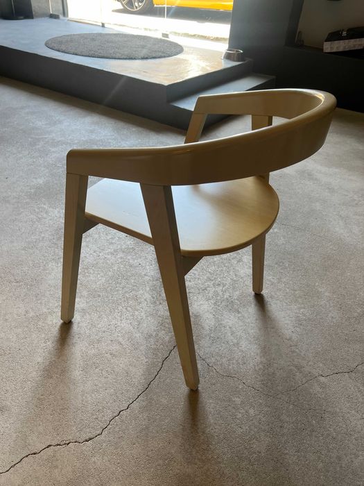 Cadeira em faia com braços - 16 Unid