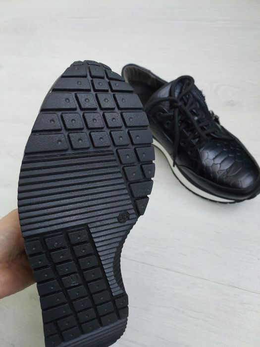 Кросівки жіночі шкіряні