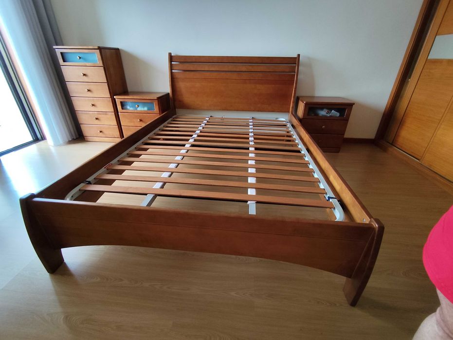 Quarto de casal, cama, mesinhas, cômoda, espelho e camiseiro em bom estado