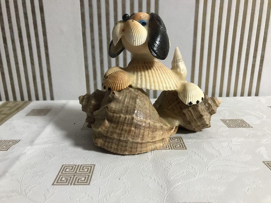 Собака из ракушек