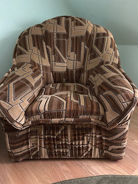 Диван і два крісла з журнальним столиком