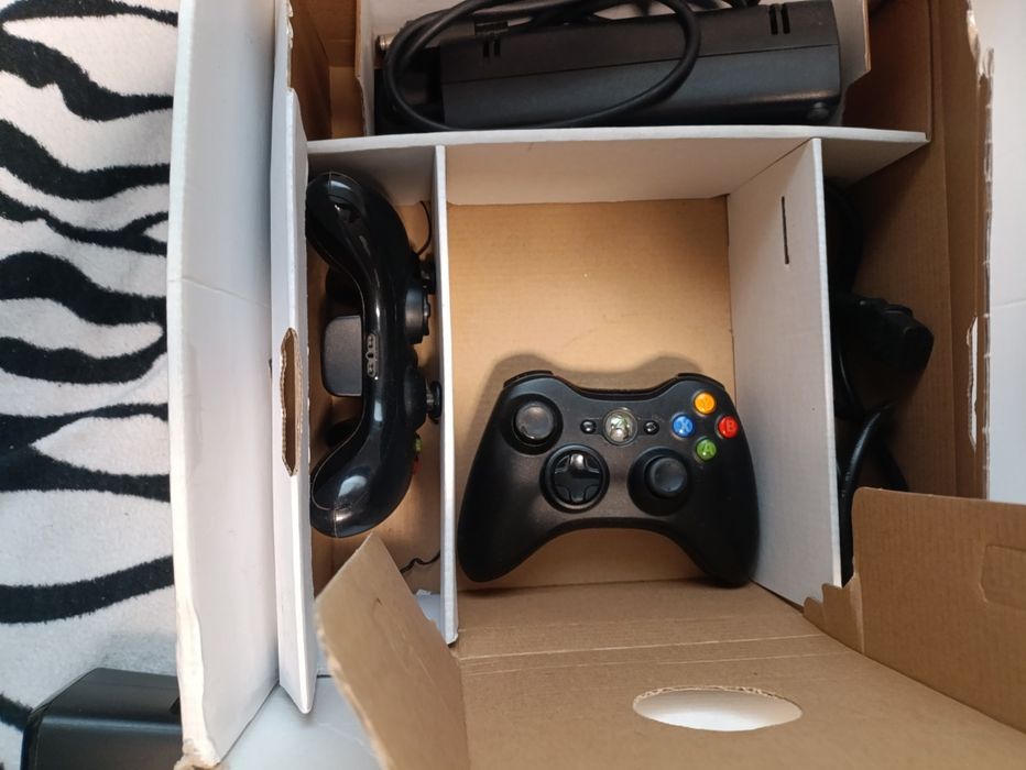 Xbox 360 slim 2x pad gry