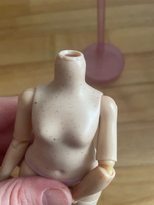 Lalka rainbow high z urwaną głową i stojakiem