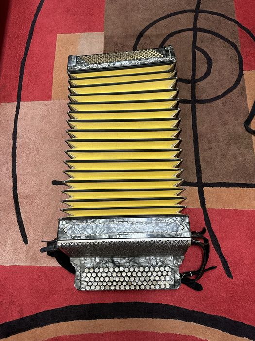 Acordeão de botões Beuscher 120 baixos 4ª com estojo