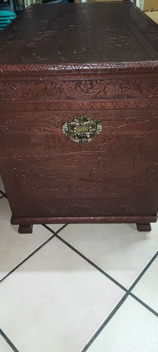 Arca de madeira com relevos