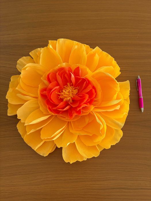 Flor artesanal em papel crepe