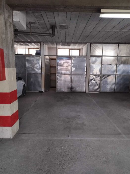 Garagem c/arrumos em rua António Bessa Leite, 924