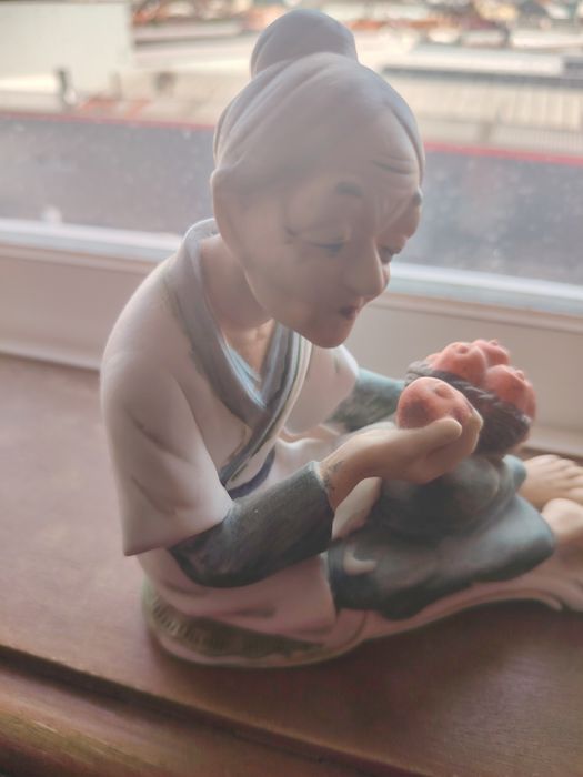 Bonecos de porcelana, variados. Tenho imensos e bonitos. Cada cinco eu
