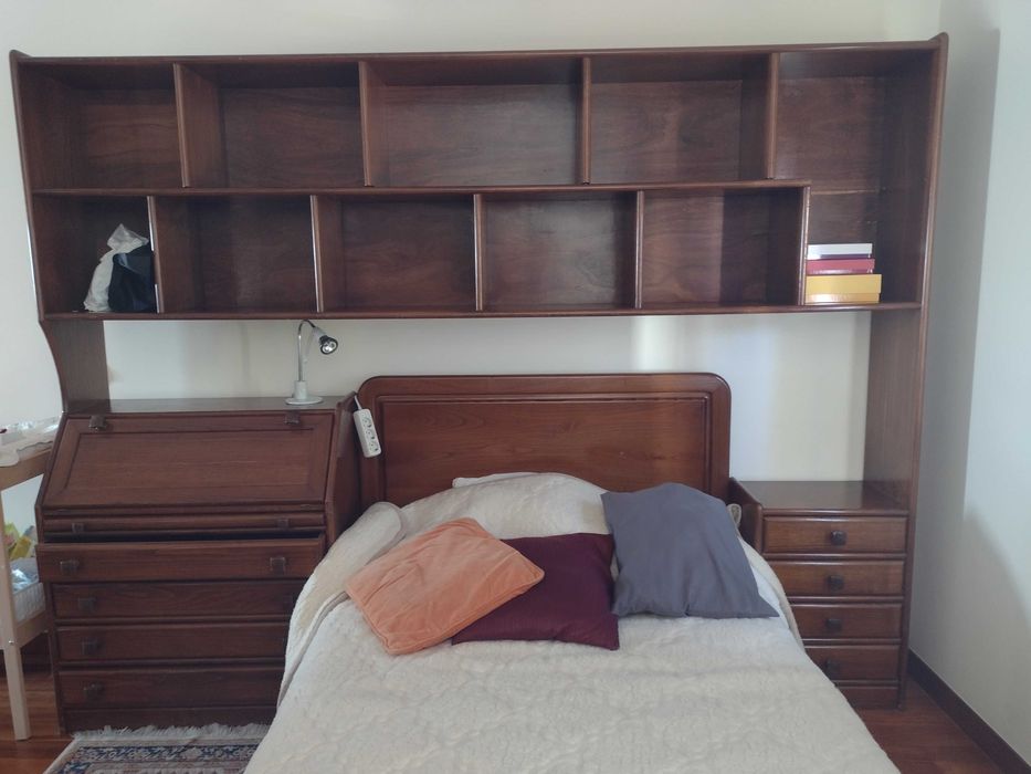 Móvel de cama de madeira com estante
