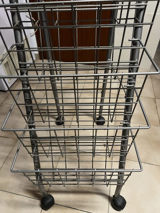 Expositor metálico com rodas