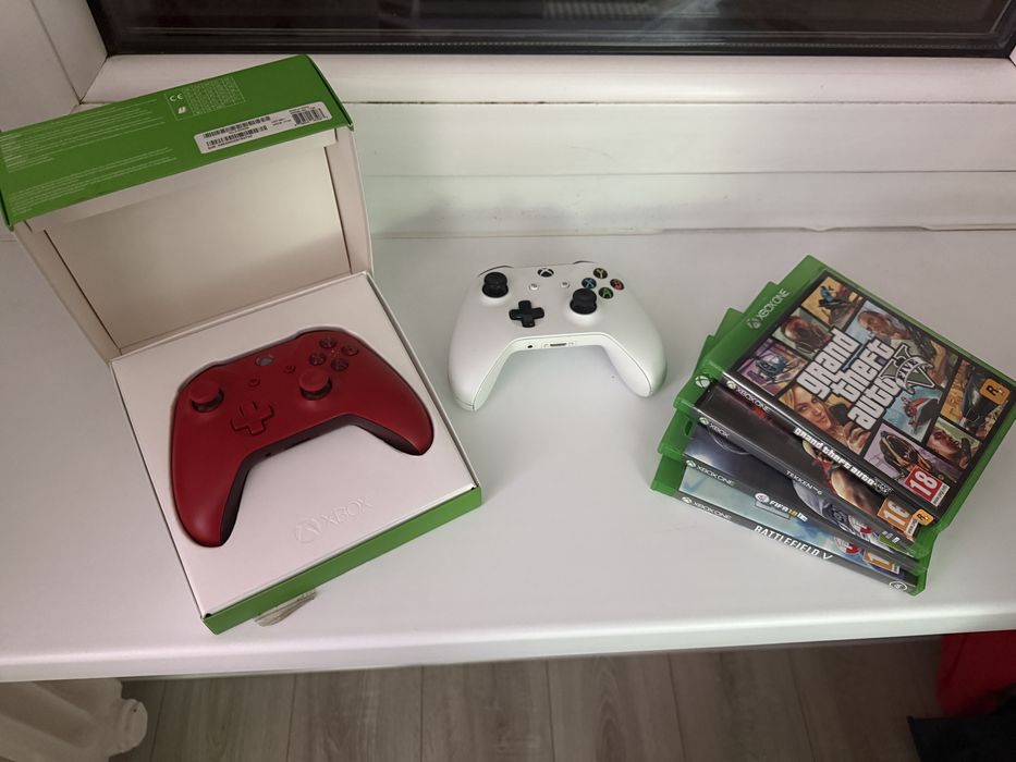 Sprzedam zestaw padów do Xbox One + 4 gry