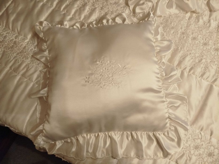 Colcha édredon em cetim branco para cama de casal  + 2 almofadas