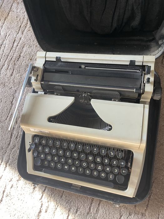 ОБМІНЯЮ !!! Раритетна печатна машинка (німмецька)