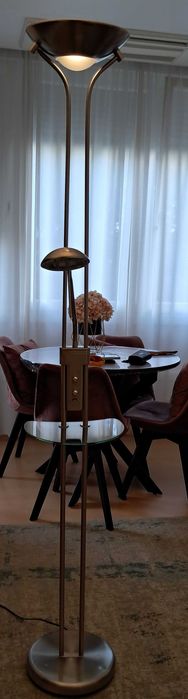 Candeeiro de Pé LED CristalRecord Alari com Dupla Luz, Prateleira e USB