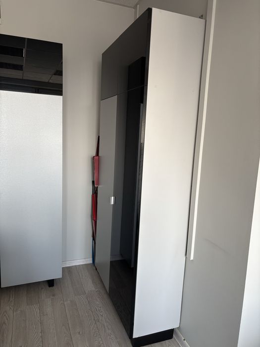 Szafa biurowa wolnostojąca.