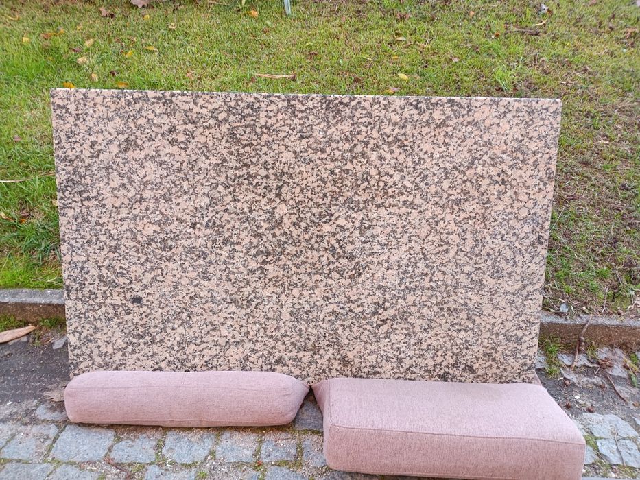 Pedra em granito com medidas: 130/80/3cm.
Exemplar estado de conservaç