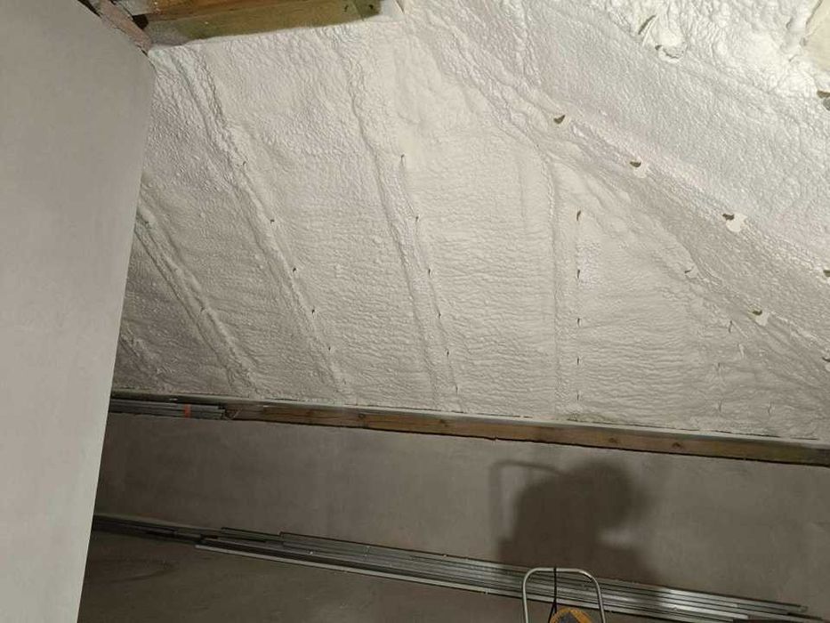 Ocieplenie pianą PUR izolacje natryskowe pianka docieplenia piana