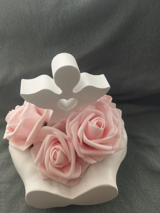 Wieczny bukiet róż w dłoniach z aniołem