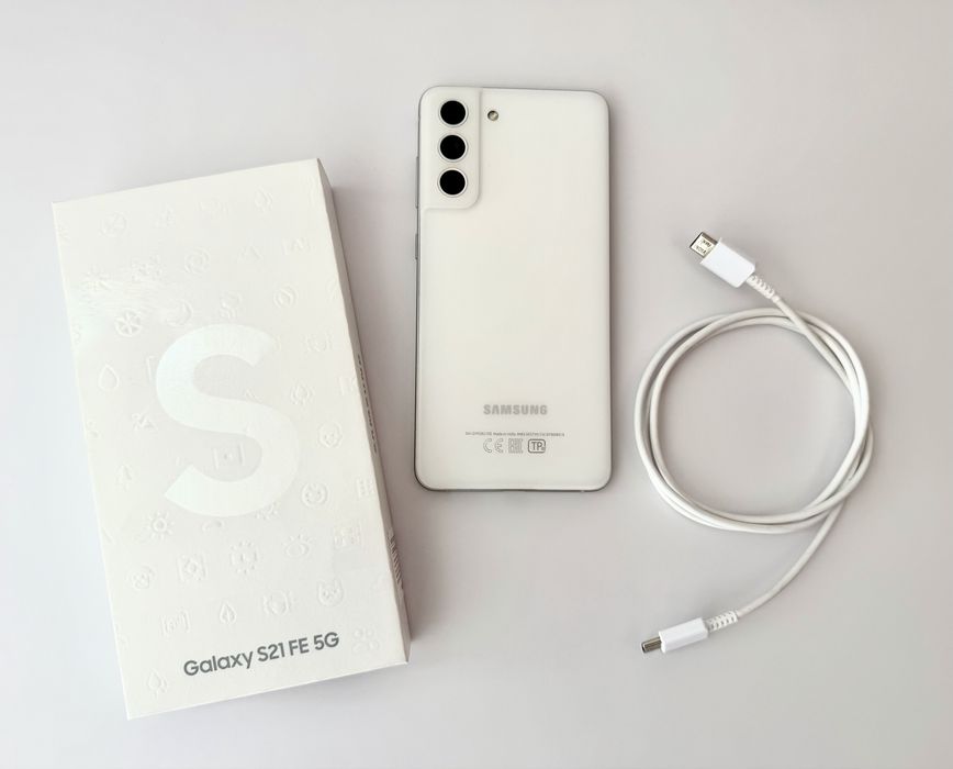 Білий смартфон Samsung Galaxy S21 FE 5G (модель SM-G990)