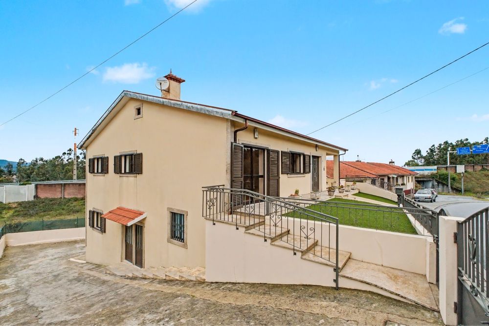 Moradia V3 + V2 + Loja | 3 unidades independentes