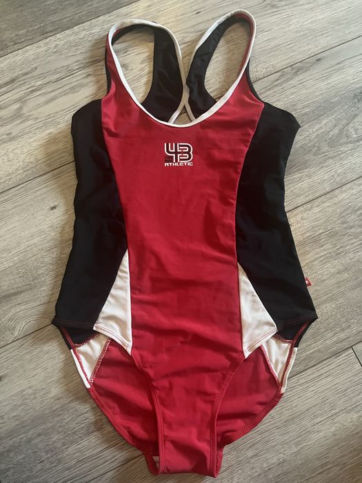 strój kąpielowy z wycięciem na plecach