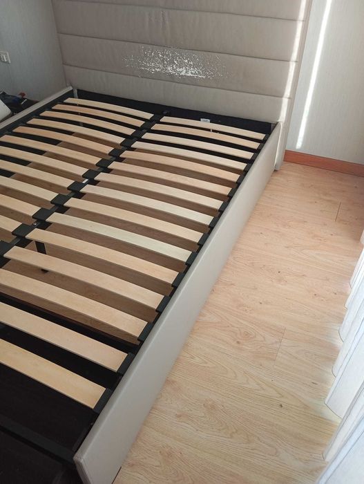 Vende-se Estrutura de Cama 140*190, Design moderna e elegante.