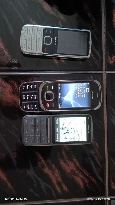 3 telefony komórkowe NOKIA