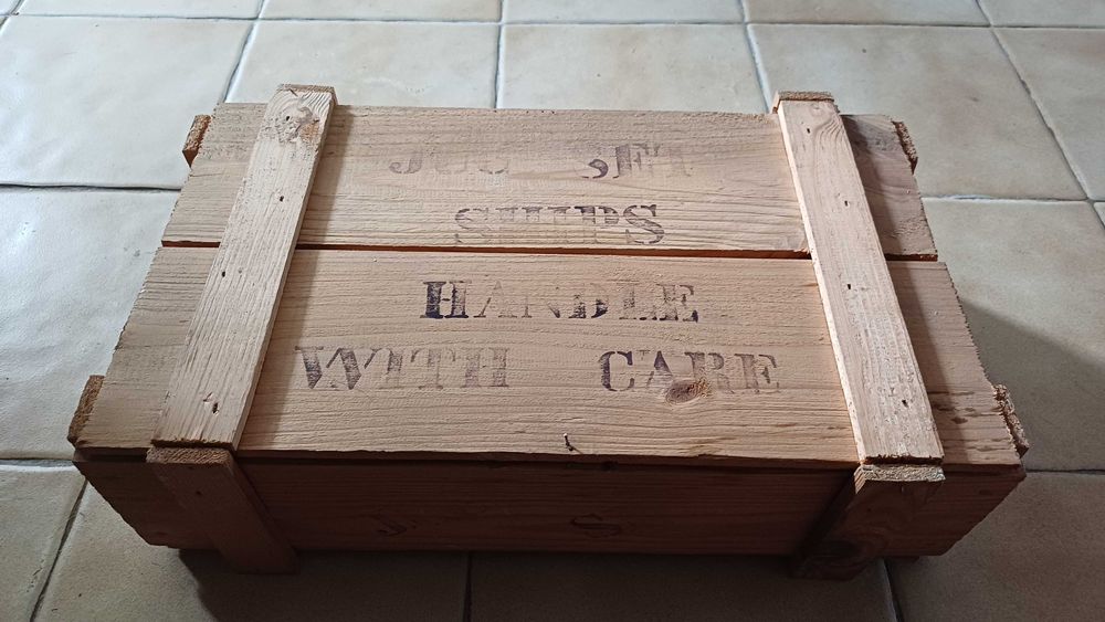 Coleção de 6 canecas incluindo caixa de madeira