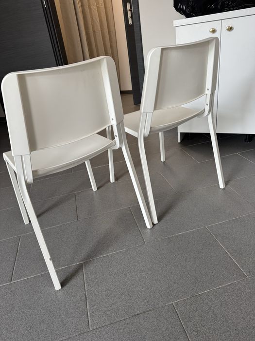 Białe krzesła plastikowe Ikea