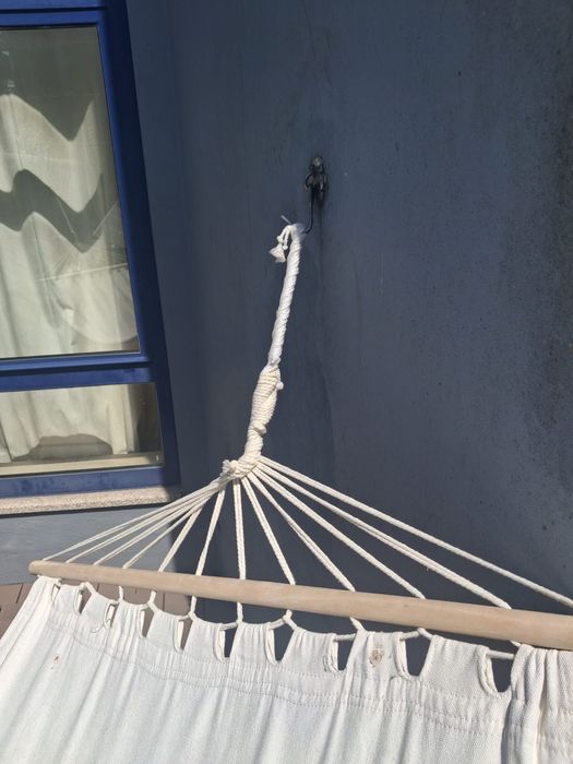 rede de descanso branca com barras de madeira