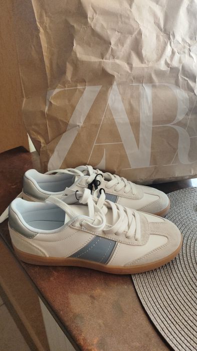 Кросівки жіночі .