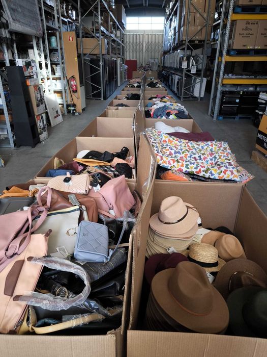 LOTE MISTO DE ROUPA, CALÇADO E ACESSÓRIOS