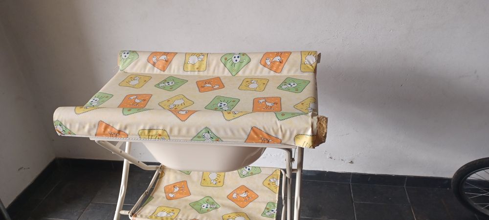 Muda fraldas com banheira