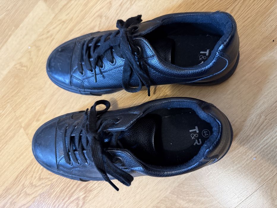 Czarne sneakersy T&R