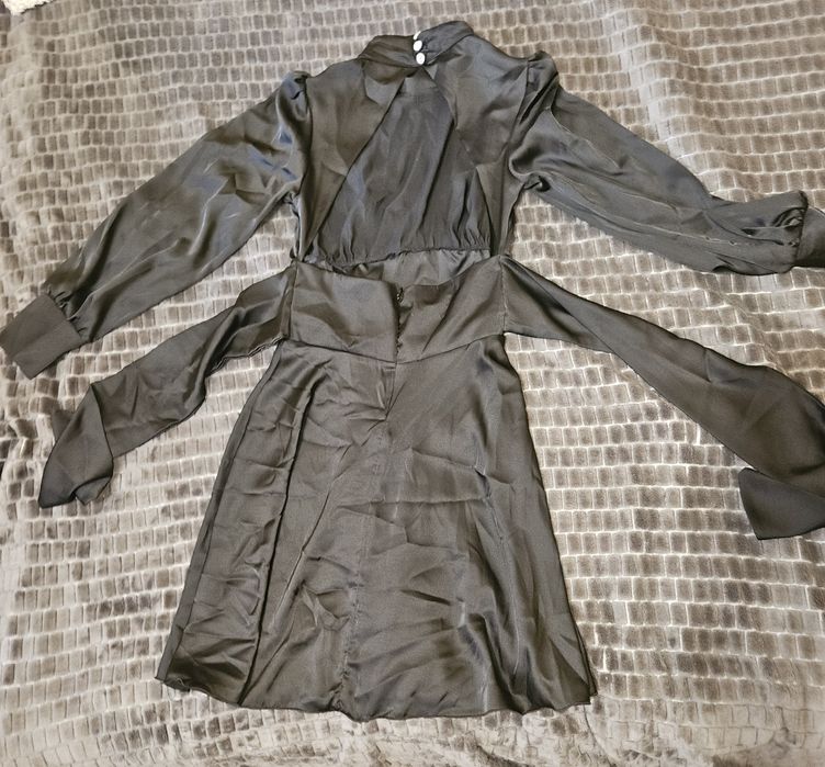 Ідеальна чорна вечірня сукня із відкритою спинкою