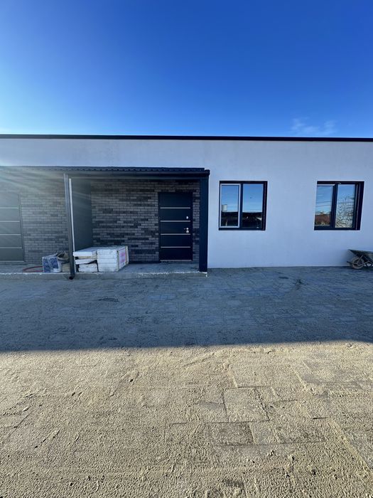 Одноповерхові тауни неподалік Бучанського парку